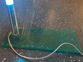Acrylstandfuss doppelt klar für 2 Neonstäbe senkrecht + schräg