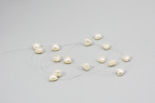 Herzchenkette mit 15 Herzen perlmutt, 1,5cm, L 150cm