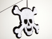 Totenkopf-Kette Scream weiss/schwarz, Watte/Filz H14 x L170 xT1cm, beidseitig