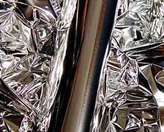 Silberlackfolie glänzend 124cm br. schwer entflammbar Rückseite weiss