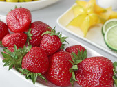 Erdbeeren 12er Set rot mit Blättern, 4 - 5cm