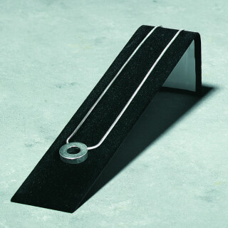 Collierwinkel schwarz 20.5 x 4 x H 5cm, samtiert