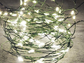 Fadenlichterkette Batterie oder USB, warmweiss, 100 LEDs 9.9m, Kabel dunkelgrün